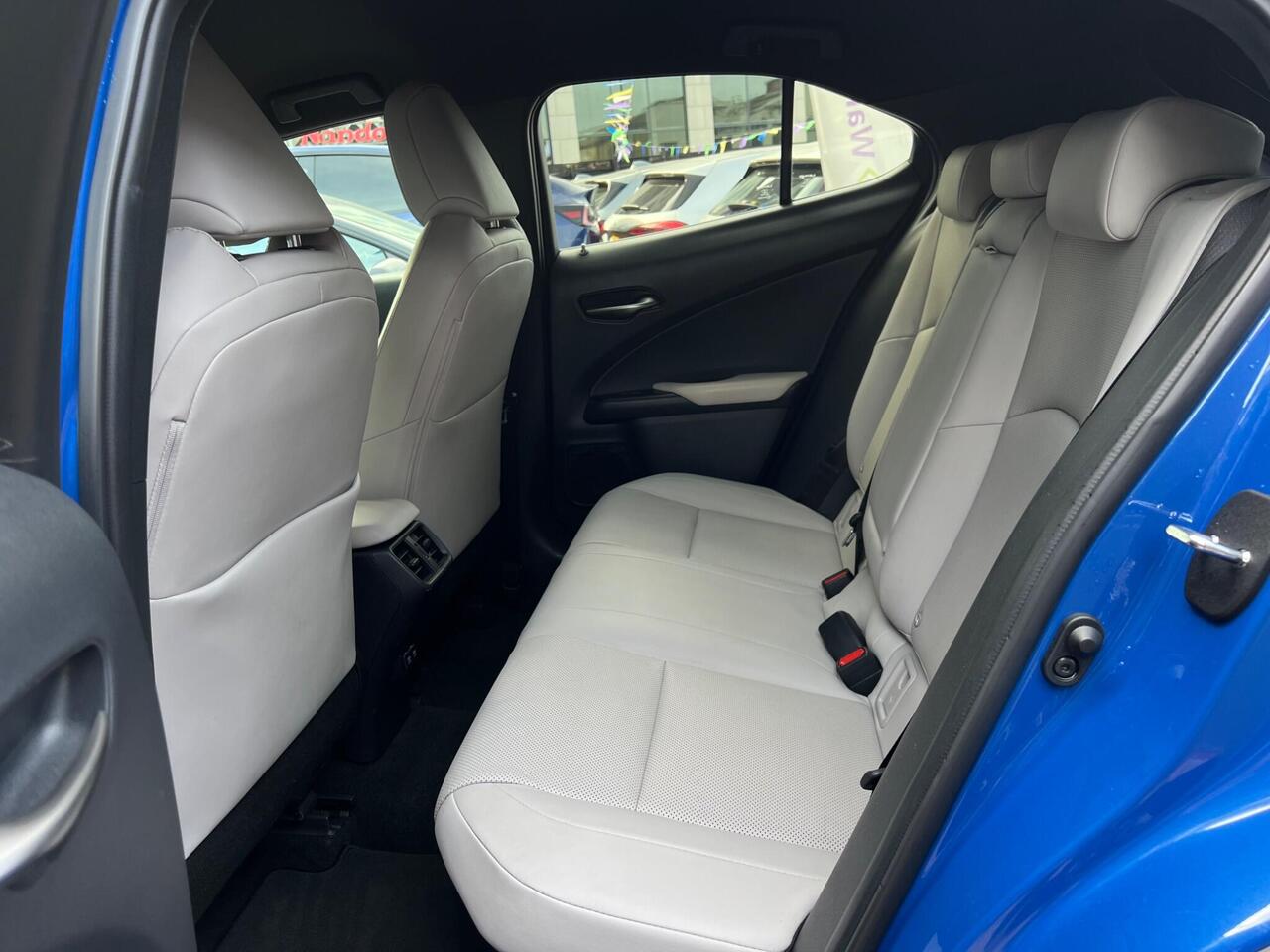 Lexus UX — photo 29