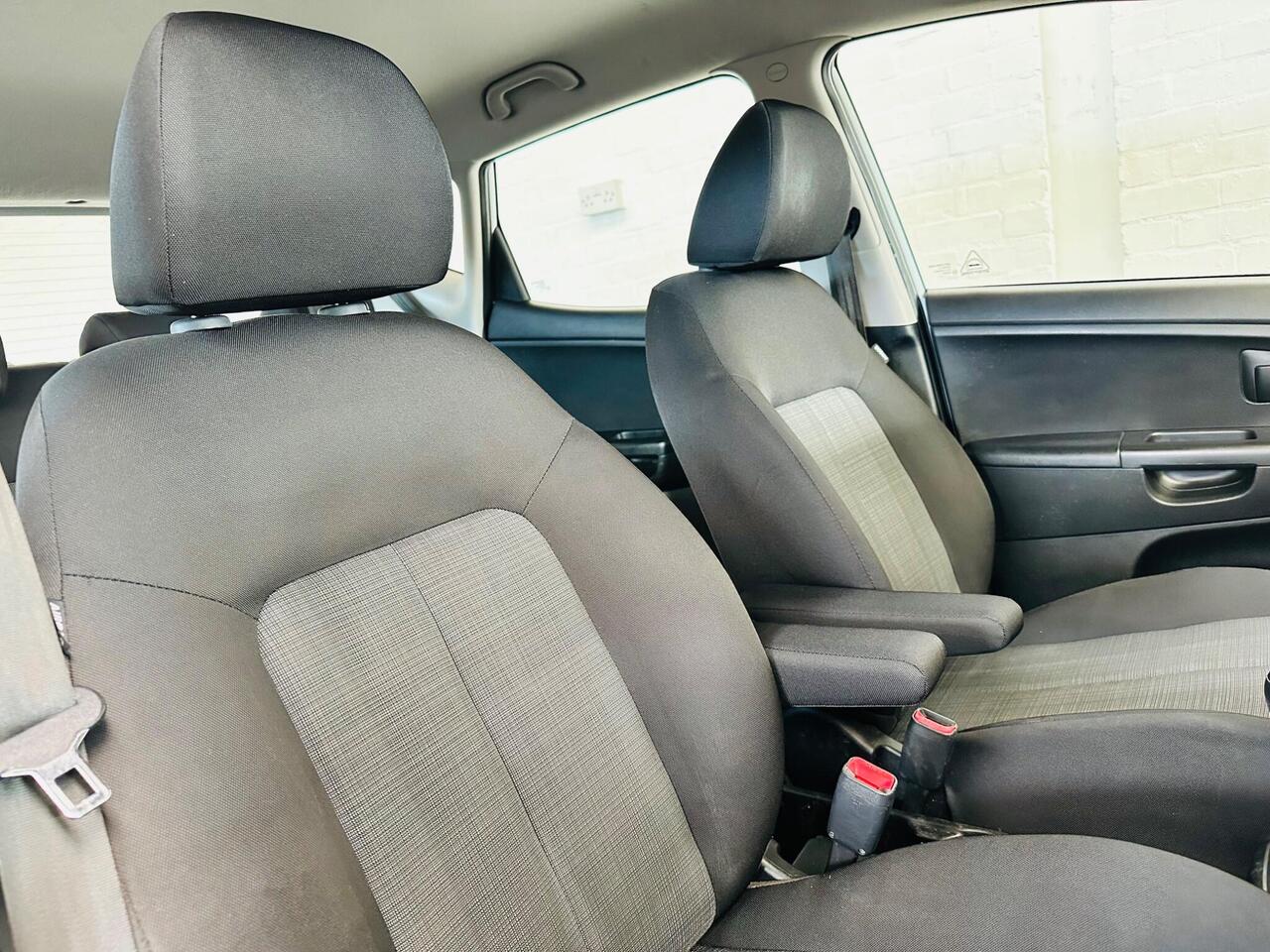 Kia Venga — photo 16