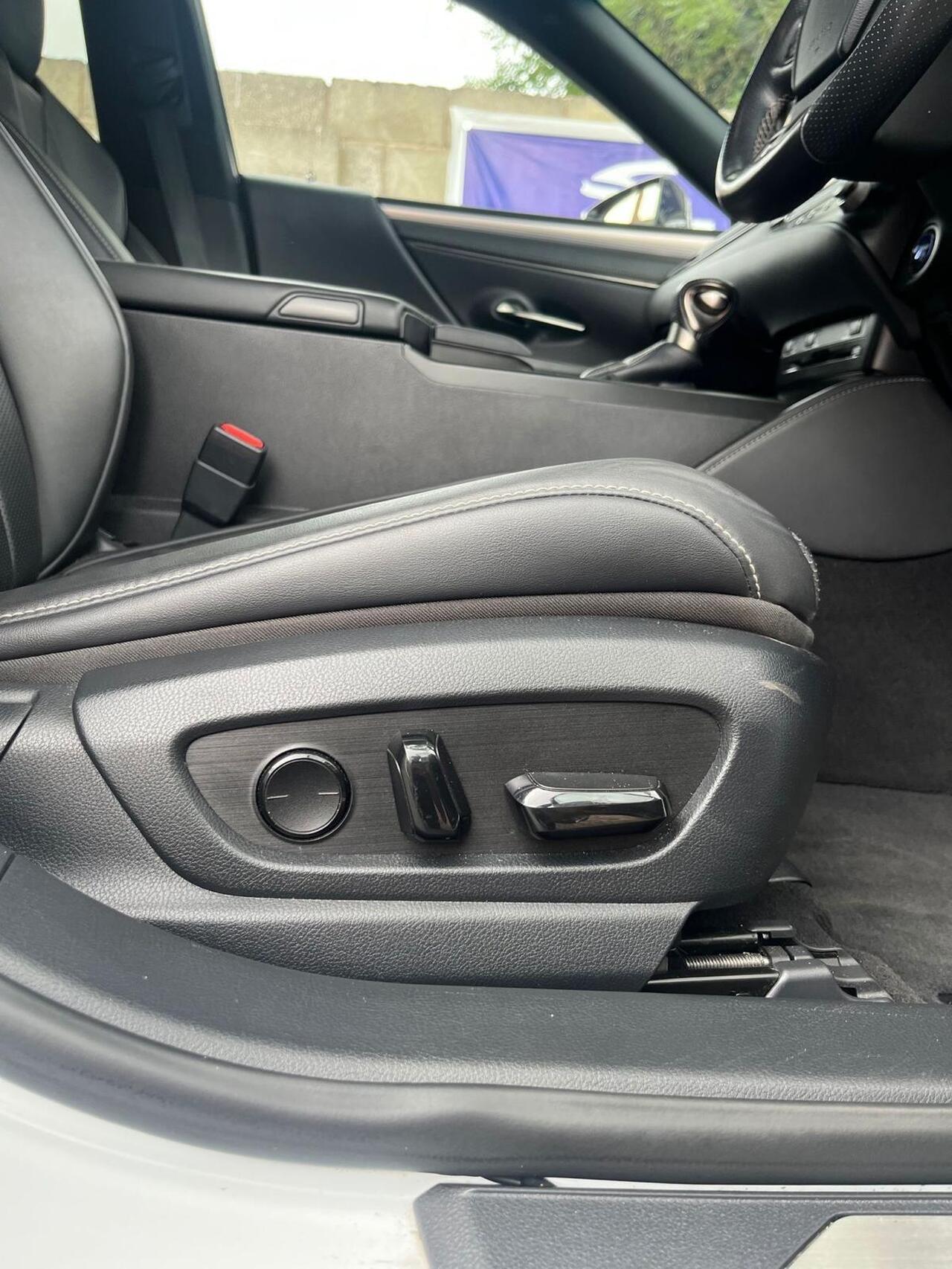 Lexus ES — photo 16