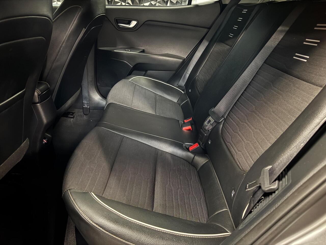 Kia Stonic — photo 25
