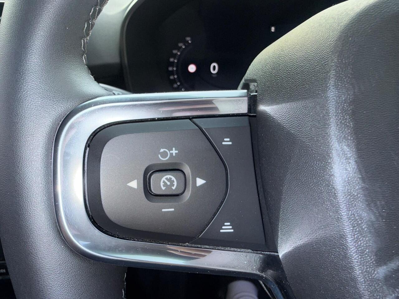 Volvo EX40 — photo 31