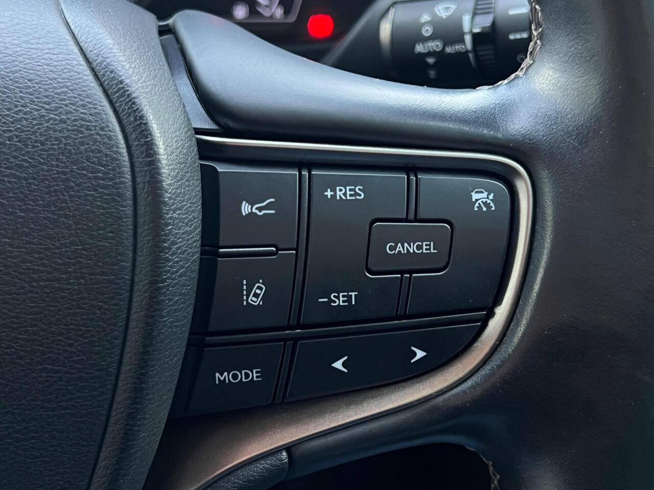 Lexus UX — photo 36
