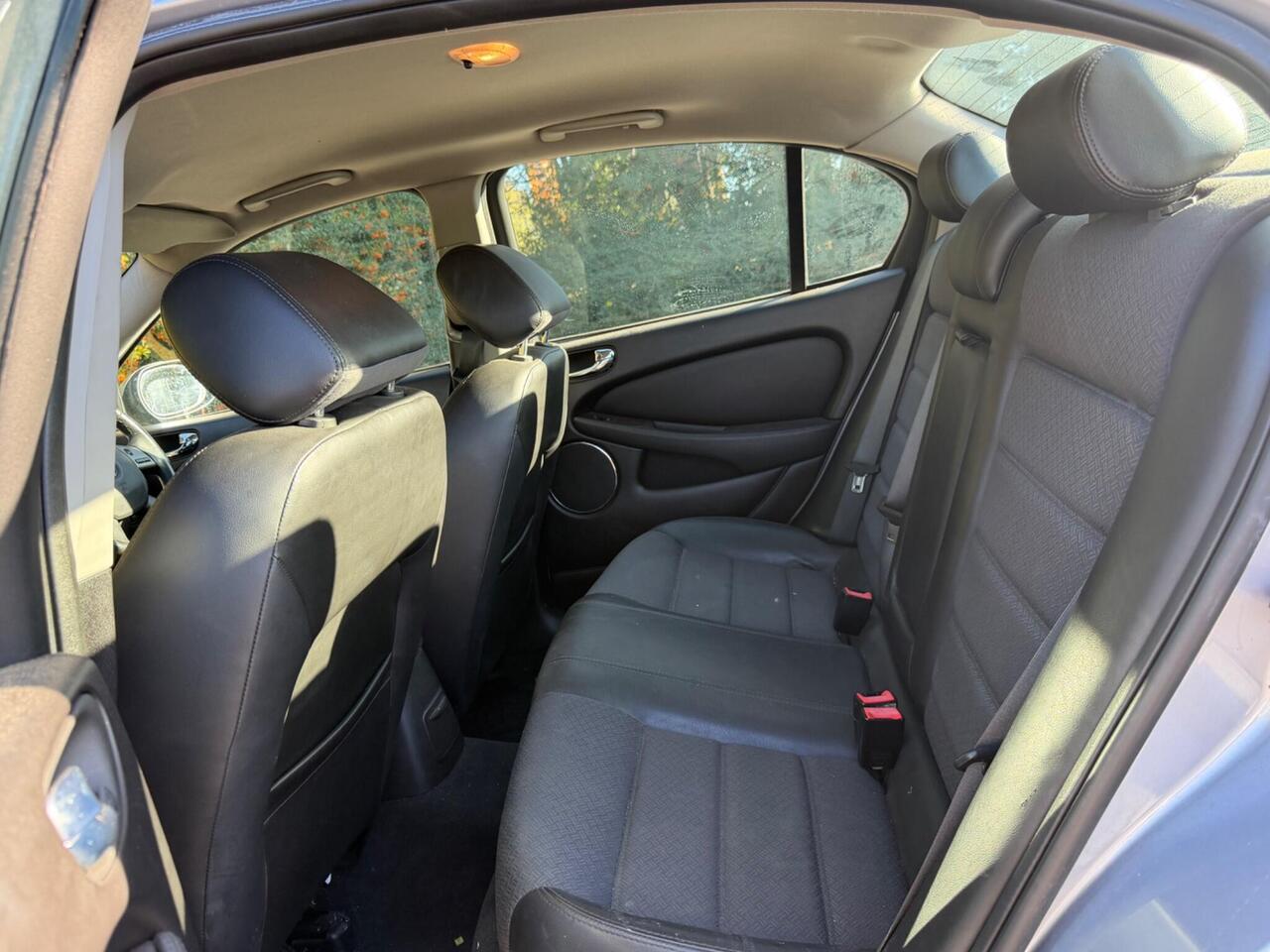 Jaguar X-Type — photo 11