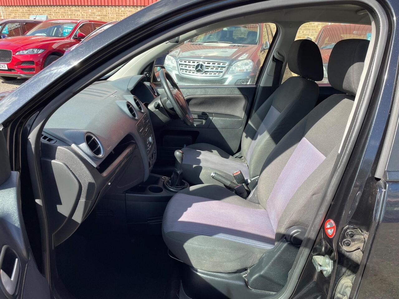 Ford Fusion — photo 7
