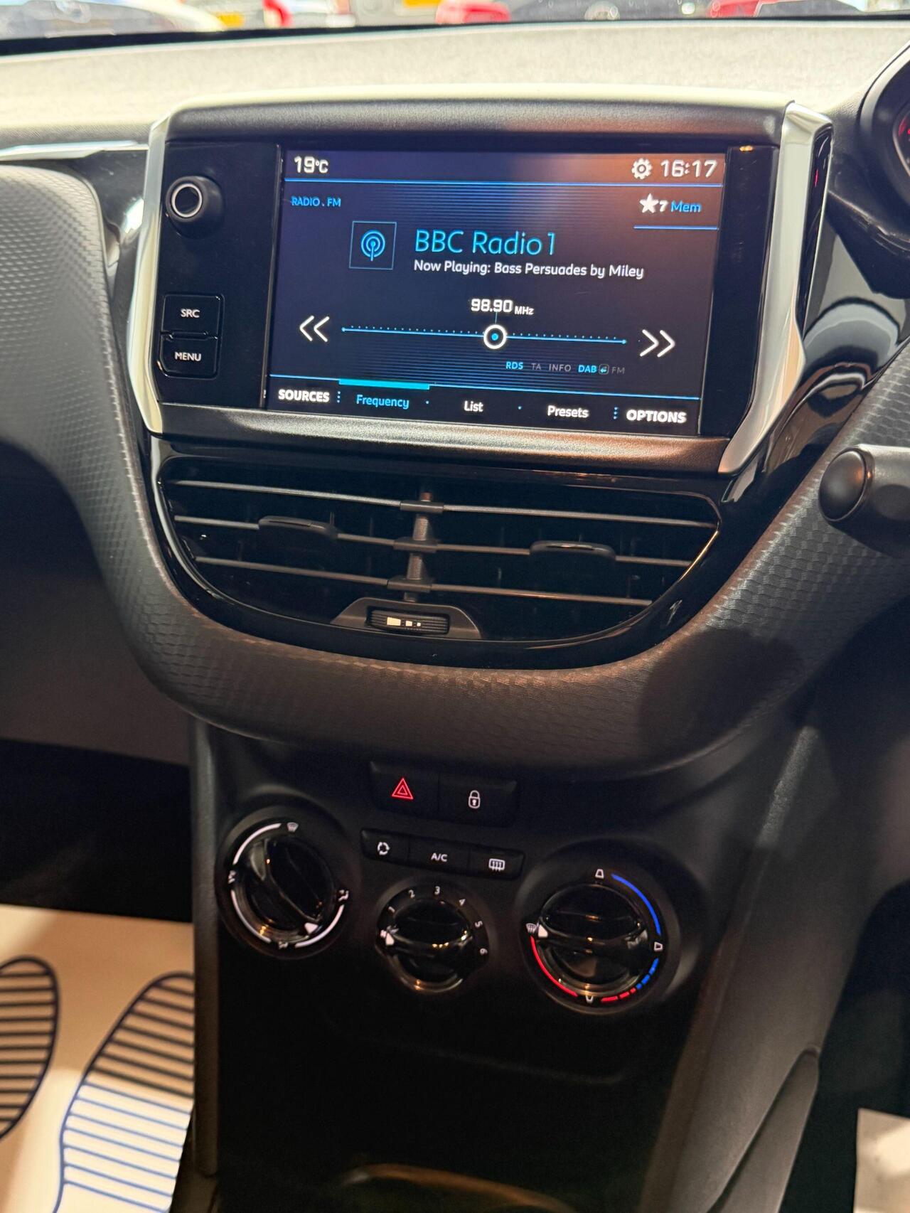 Peugeot 208 — photo 28