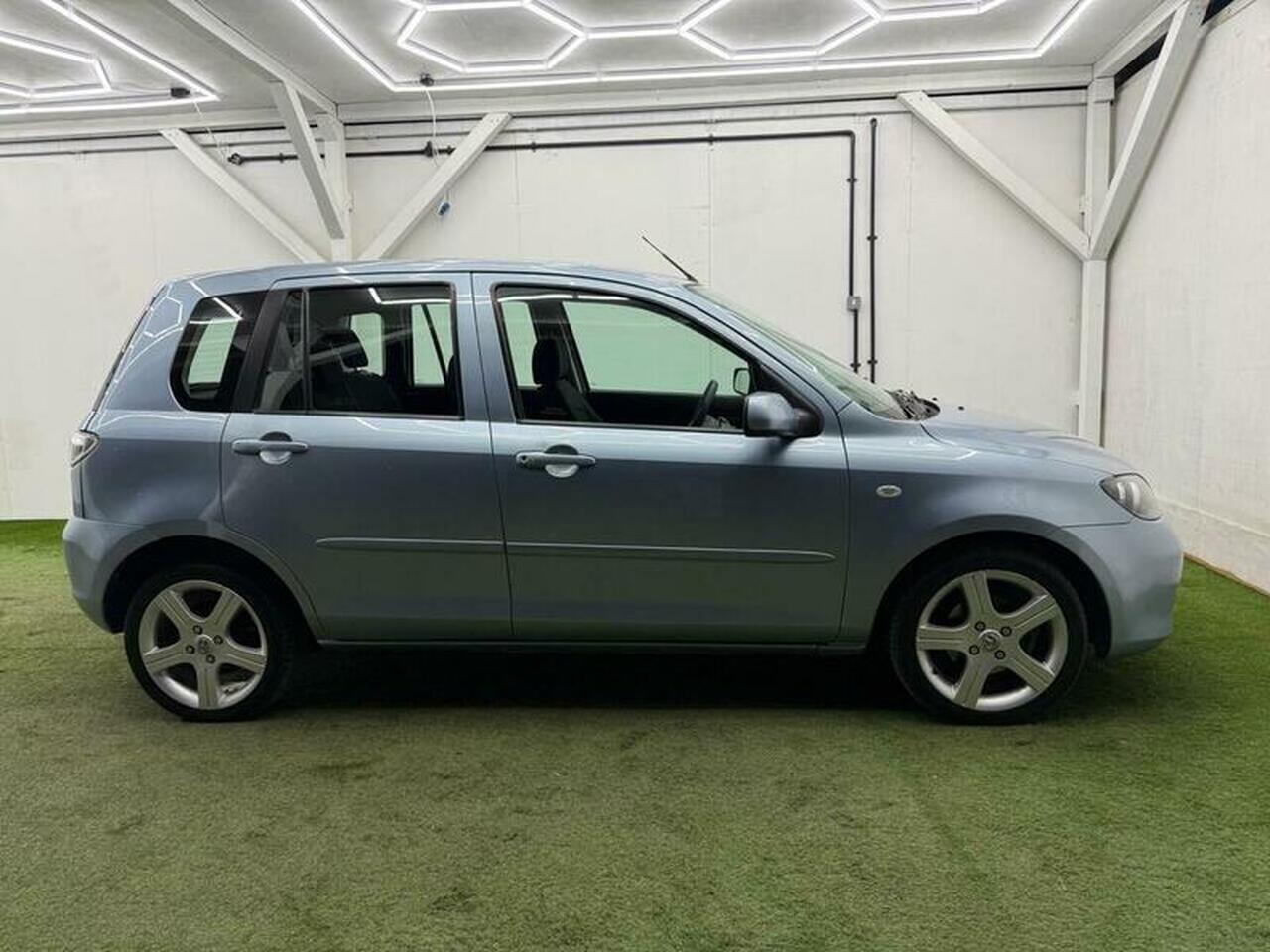 Mazda Mazda2 — photo 2