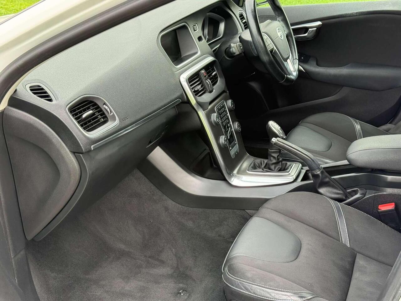 Volvo V40 — photo 15