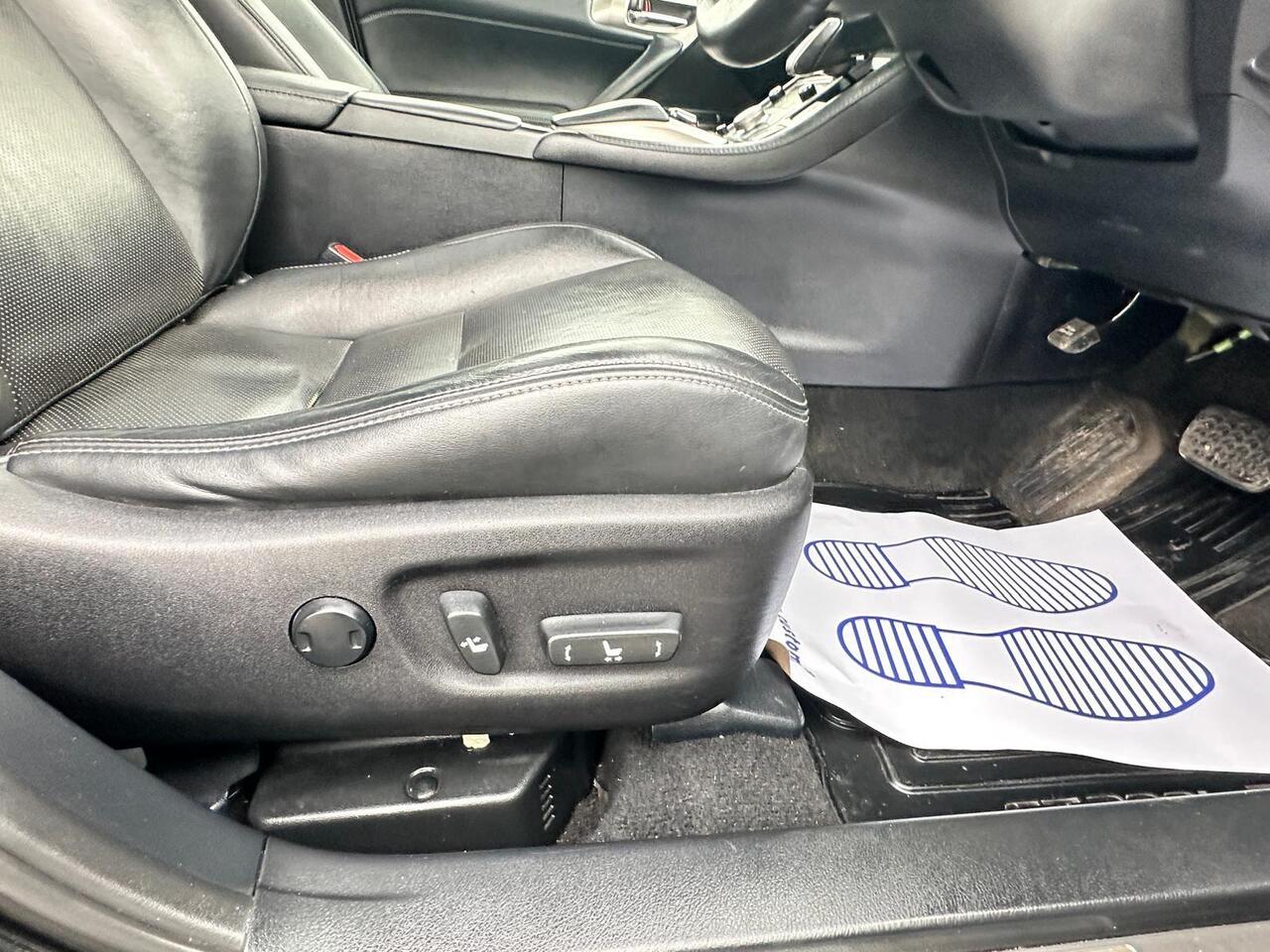 Lexus CT — photo 30