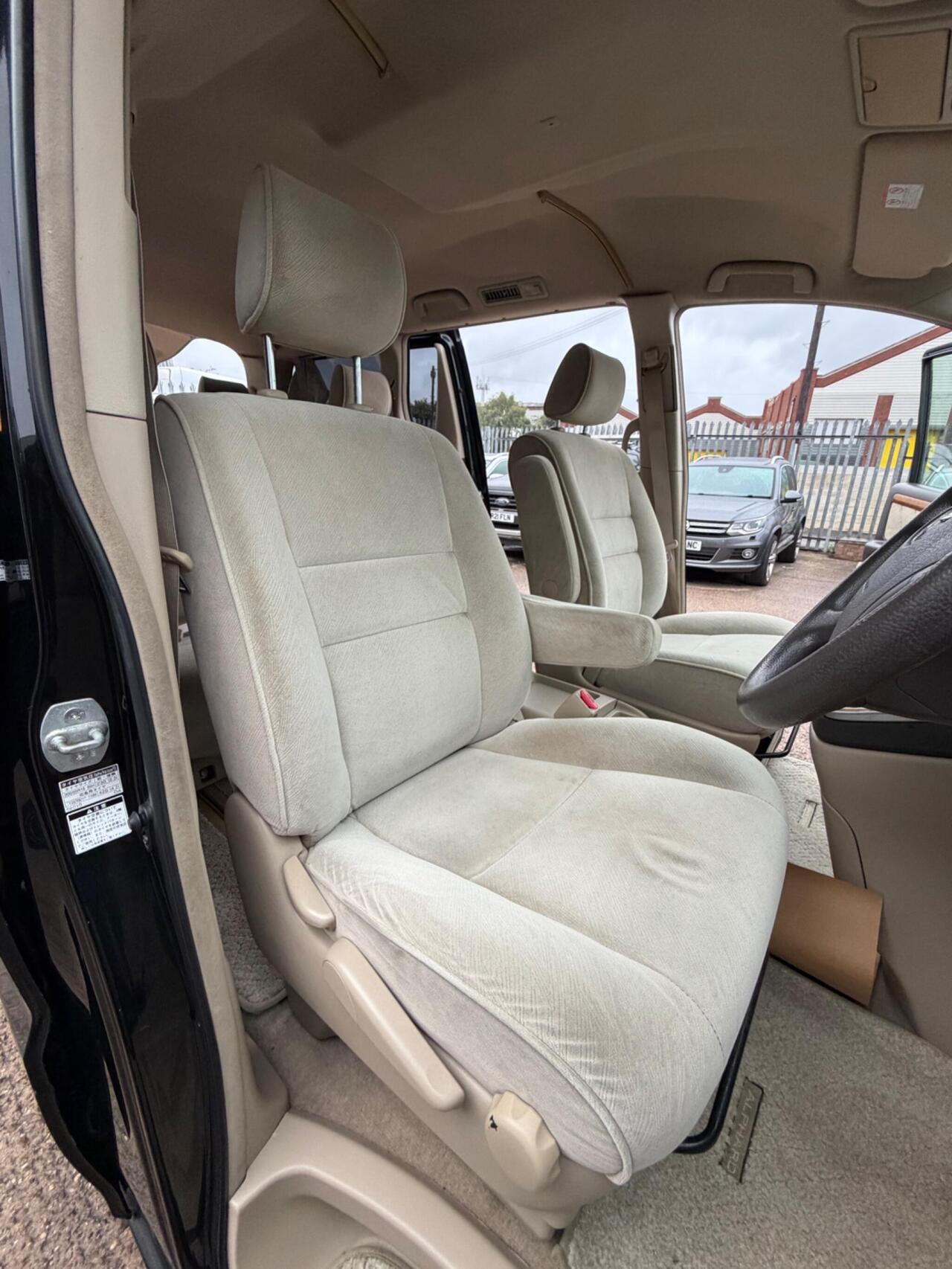 Toyota Alphard — photo 16