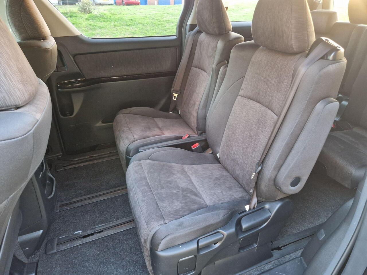 Toyota Vellfire — photo 19