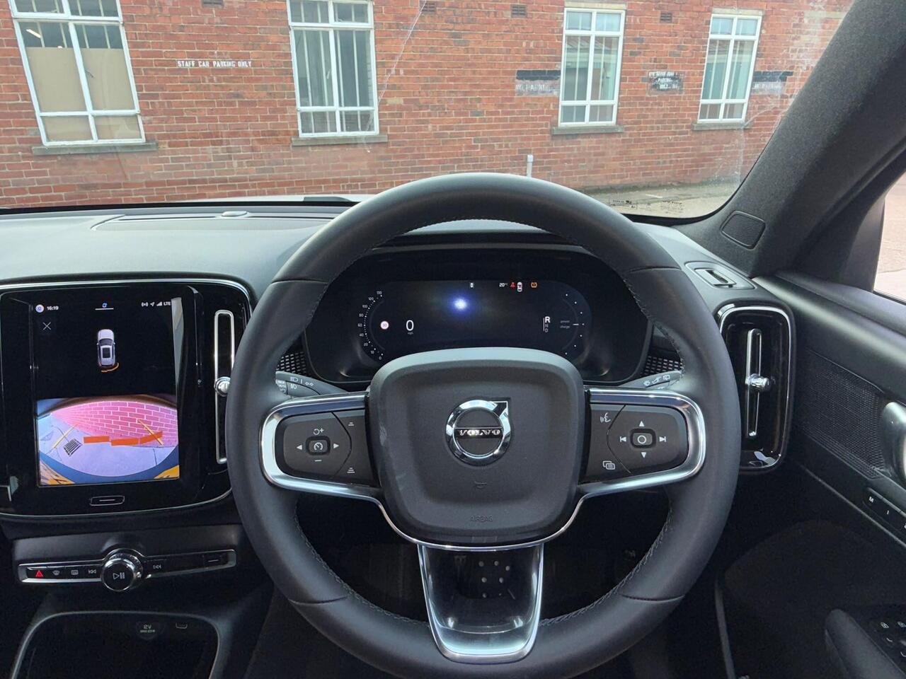 Volvo EX40 — photo 30