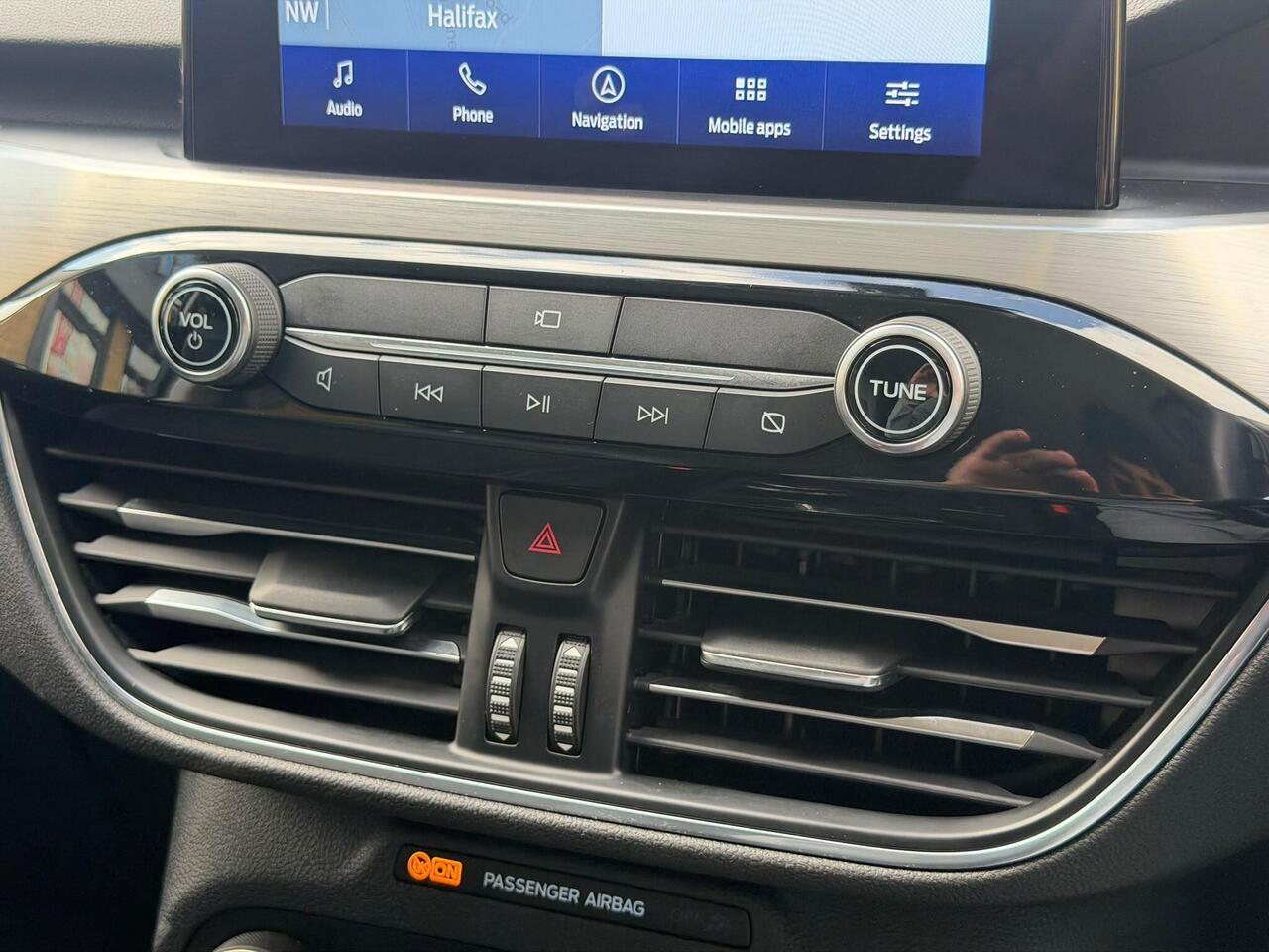 Ford Kuga — photo 50