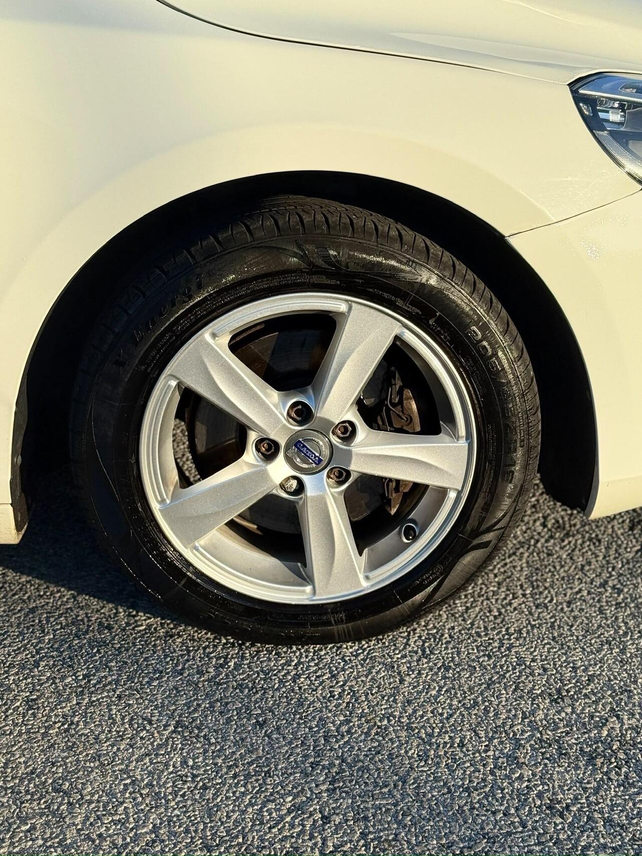 Volvo V40 — photo 8