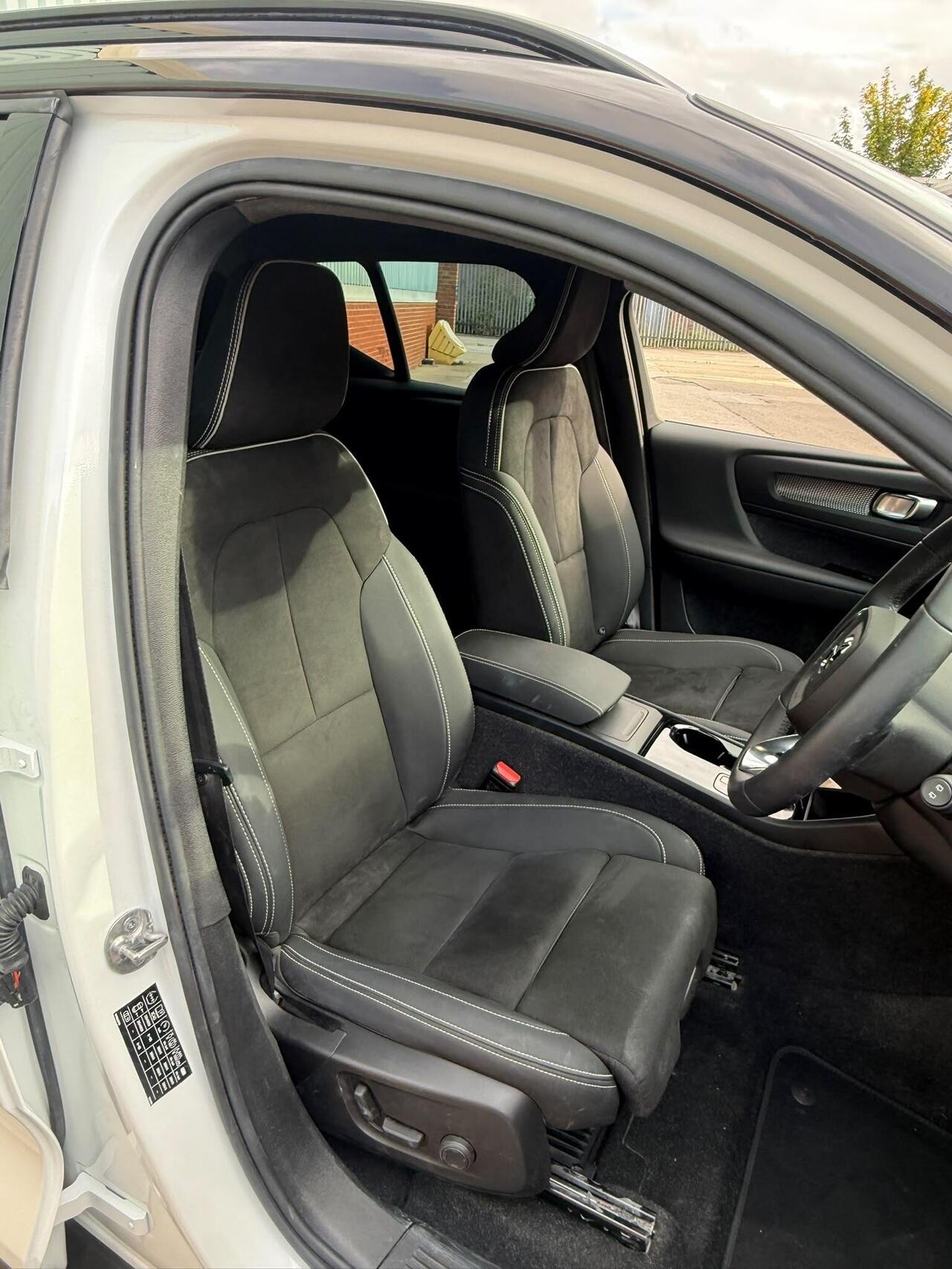 Volvo EX40 — photo 22