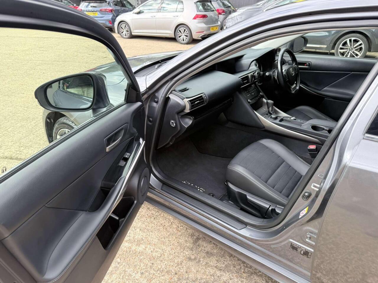 Lexus IS — photo 17