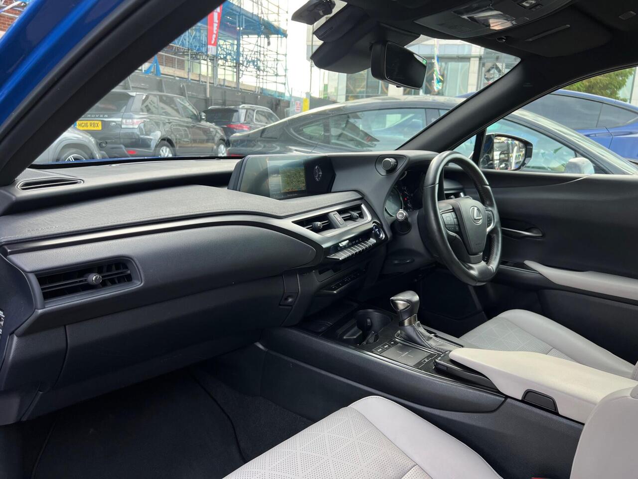 Lexus UX — photo 21