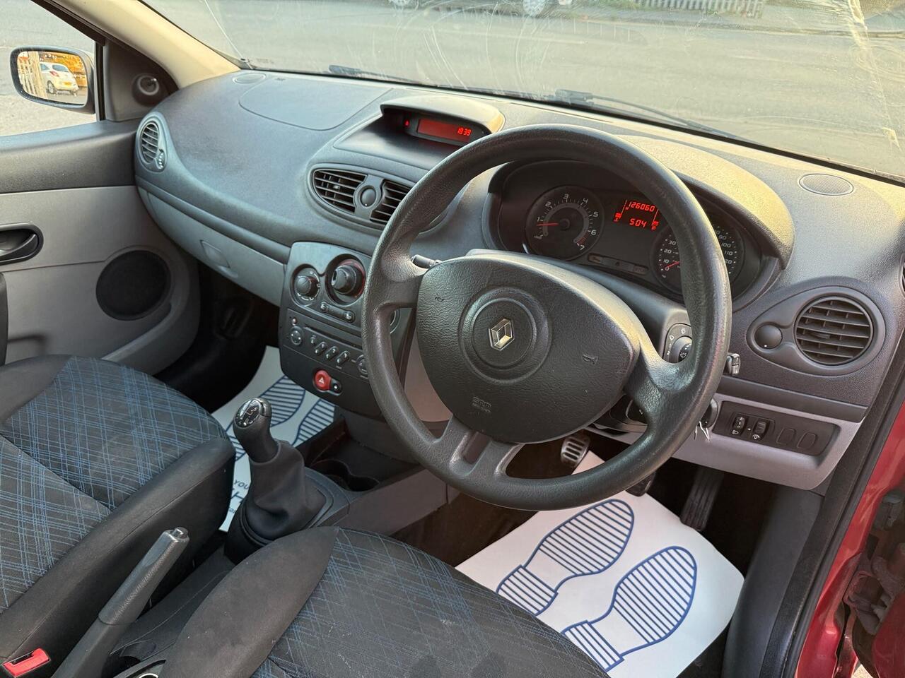 Renault Clio — photo 16