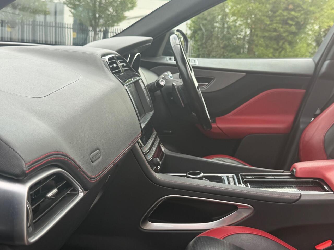 Jaguar F-PACE — photo 10