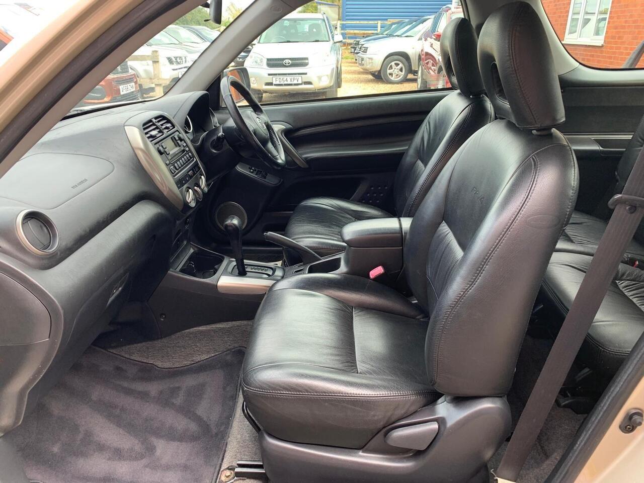 Toyota RAV4 — photo 24