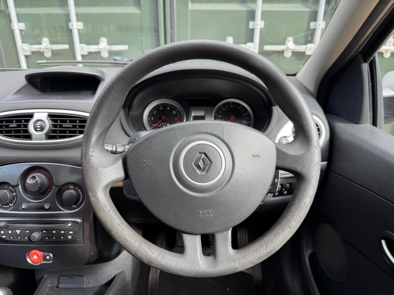 Renault Clio — photo 13