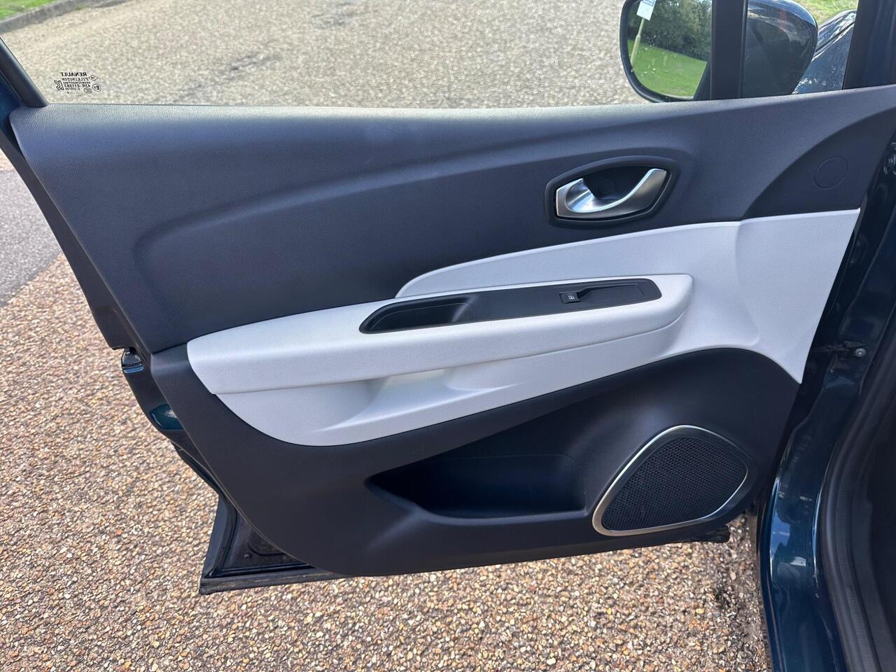 Renault Captur — photo 31