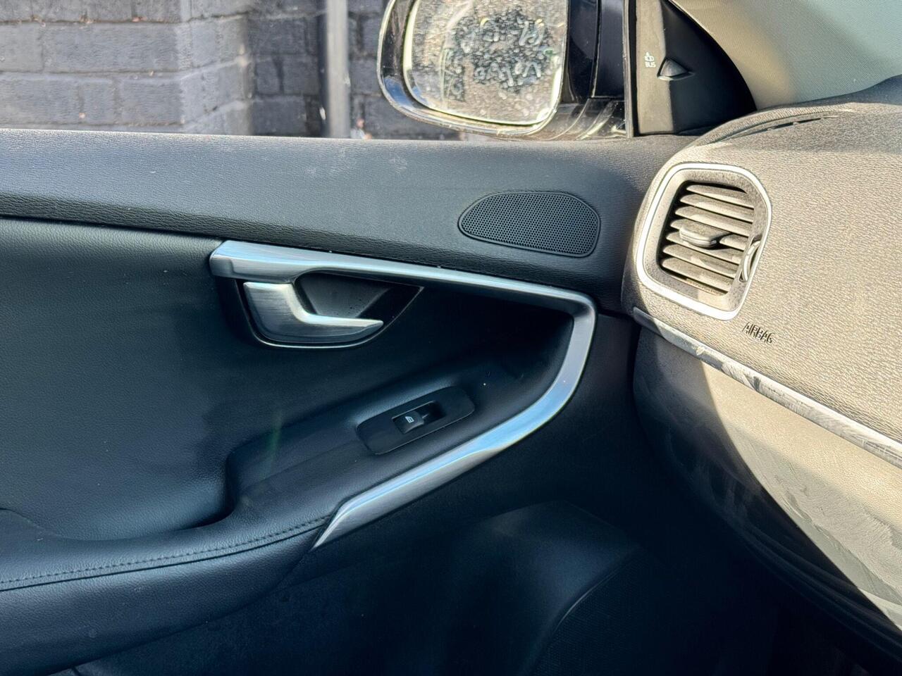 Volvo V40 — photo 16