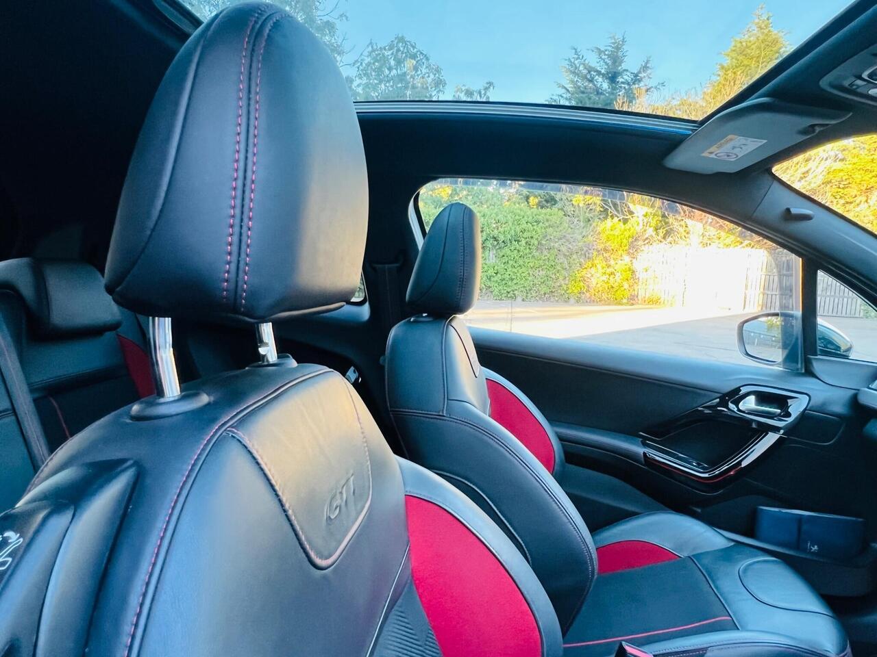 Peugeot 208 — photo 31