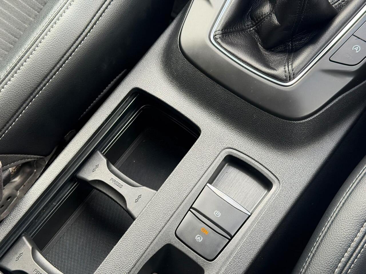 Ford Kuga — photo 18