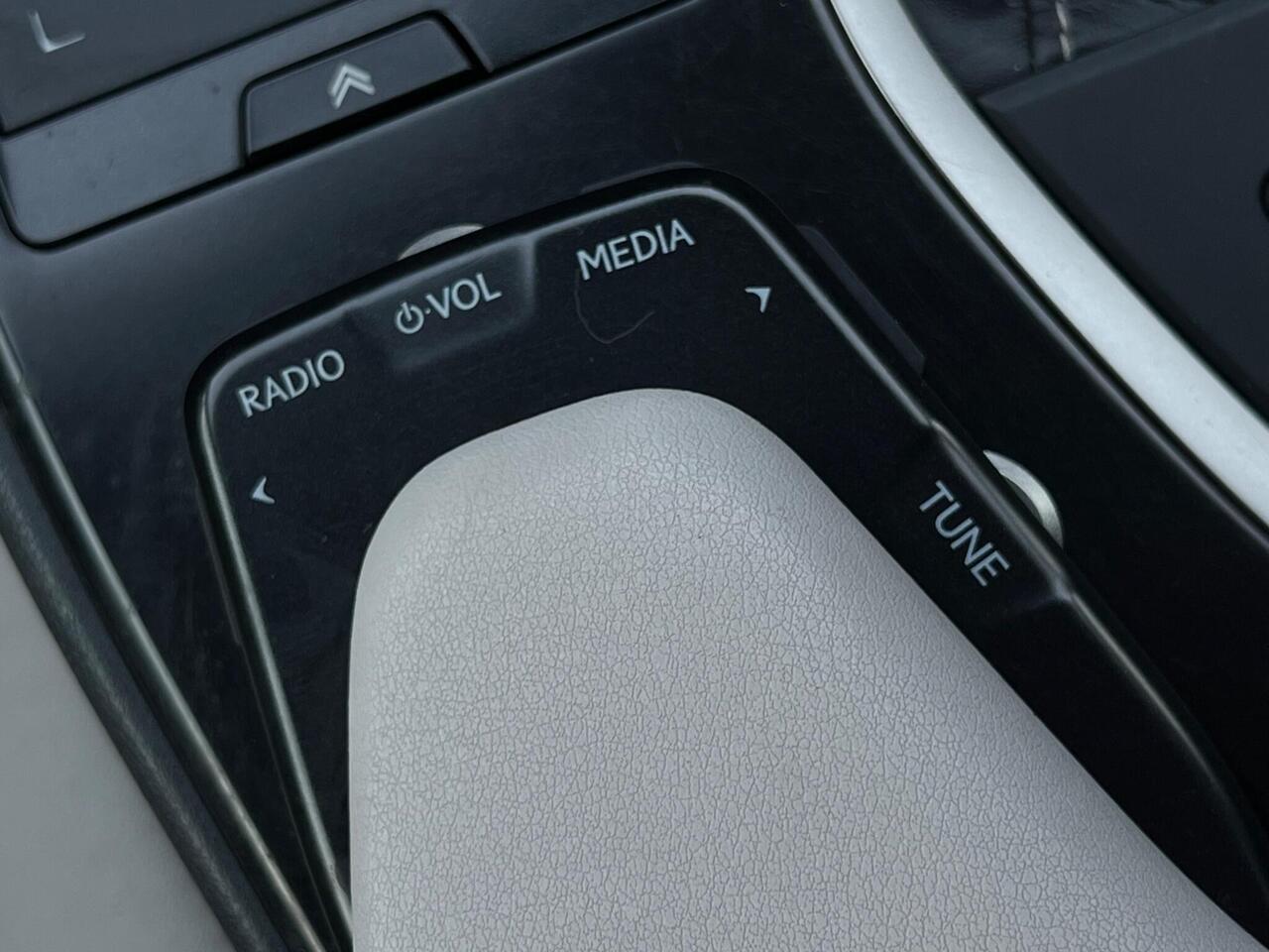 Lexus UX — photo 41