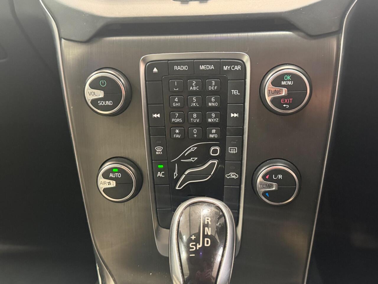 Volvo V40 Cross Country — photo 29