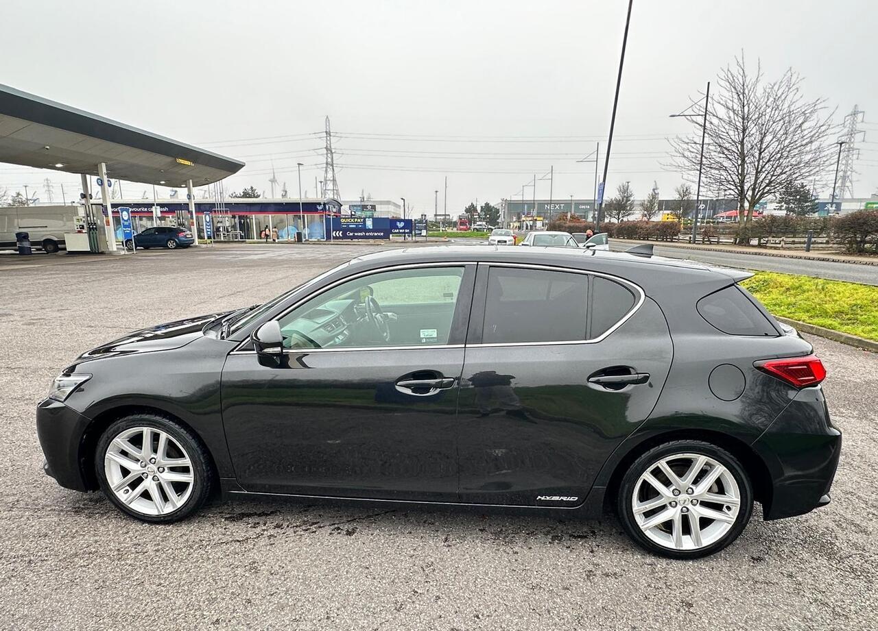 Lexus CT — photo 9