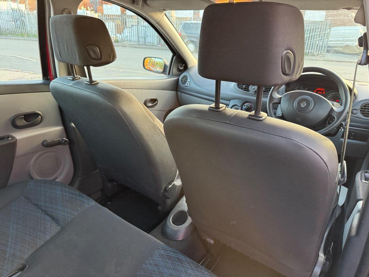 Renault Clio — photo 14