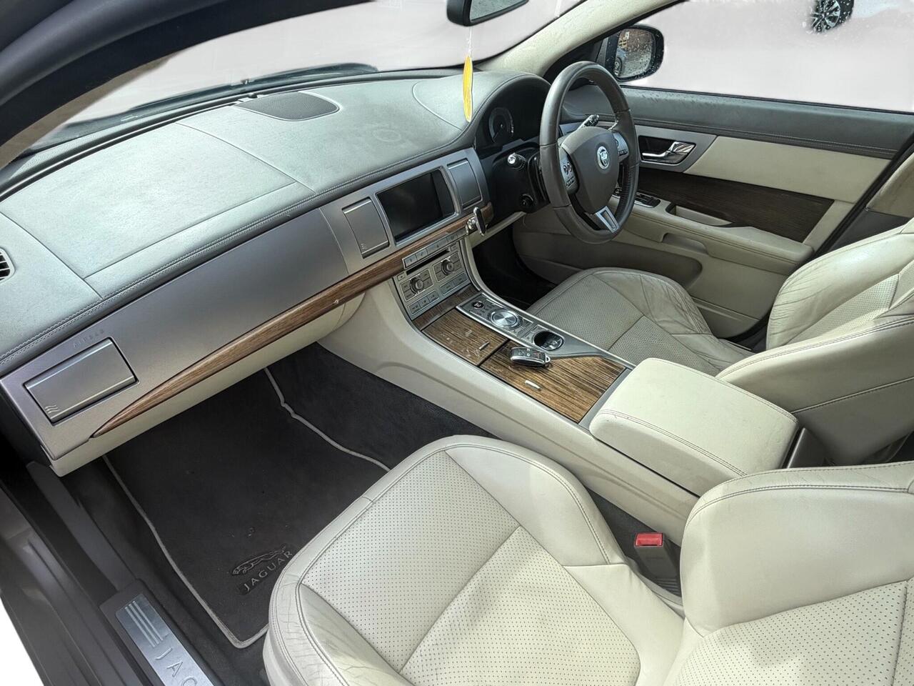 Jaguar XF — photo 11