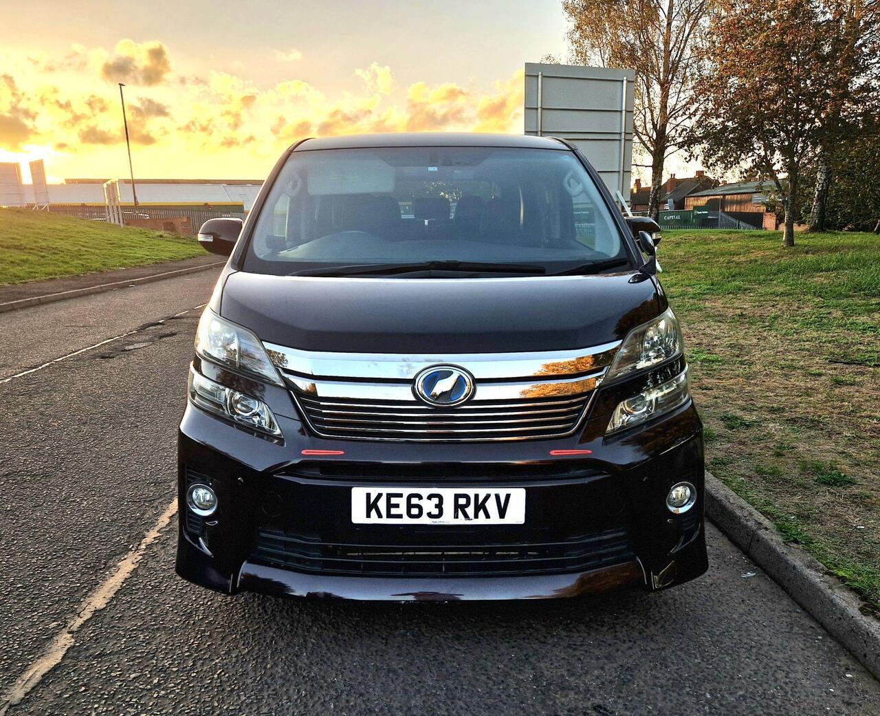 Toyota Vellfire — photo 2