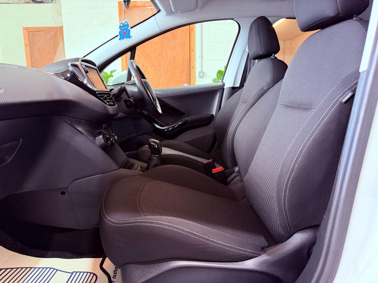 Peugeot 208 — photo 35
