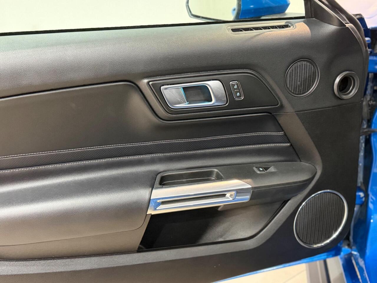 Ford Mustang — photo 18