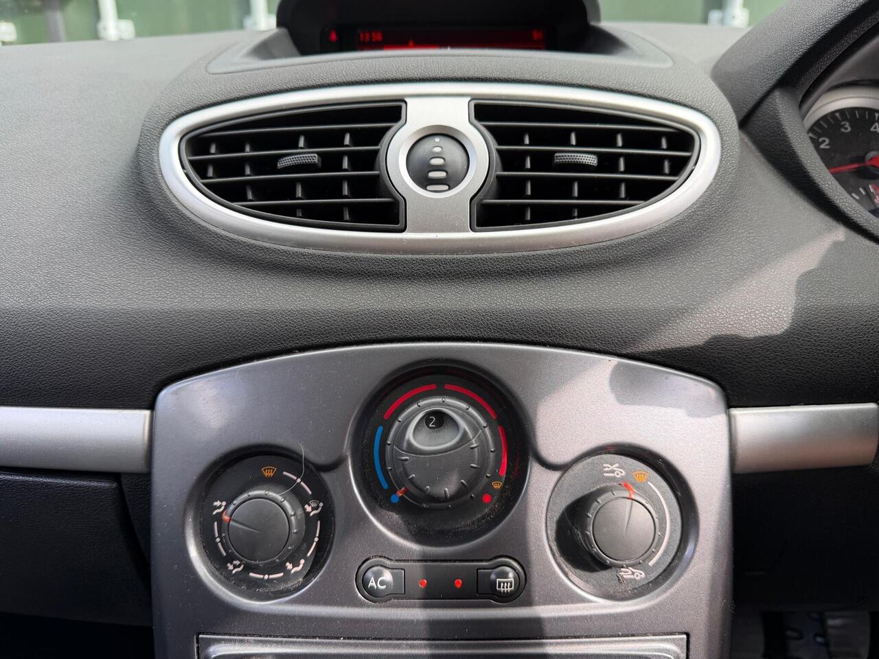 Renault Clio — photo 18