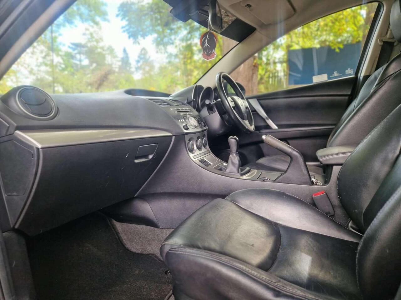 Mazda Mazda3 — photo 14