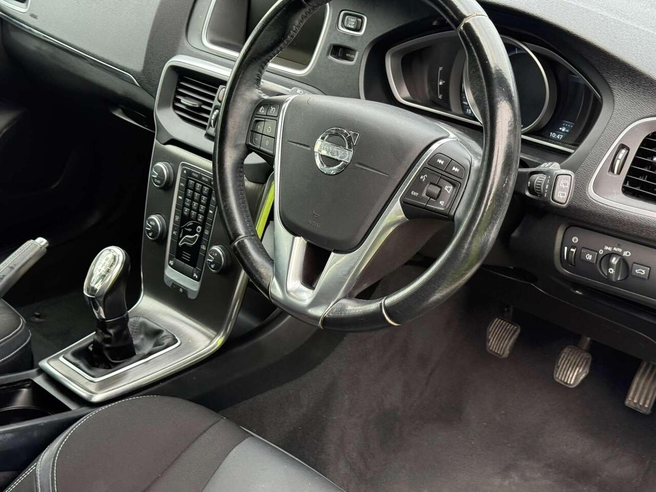 Volvo V40 — photo 19