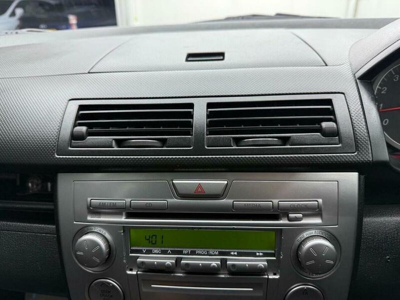 Mazda Mazda2 — photo 28