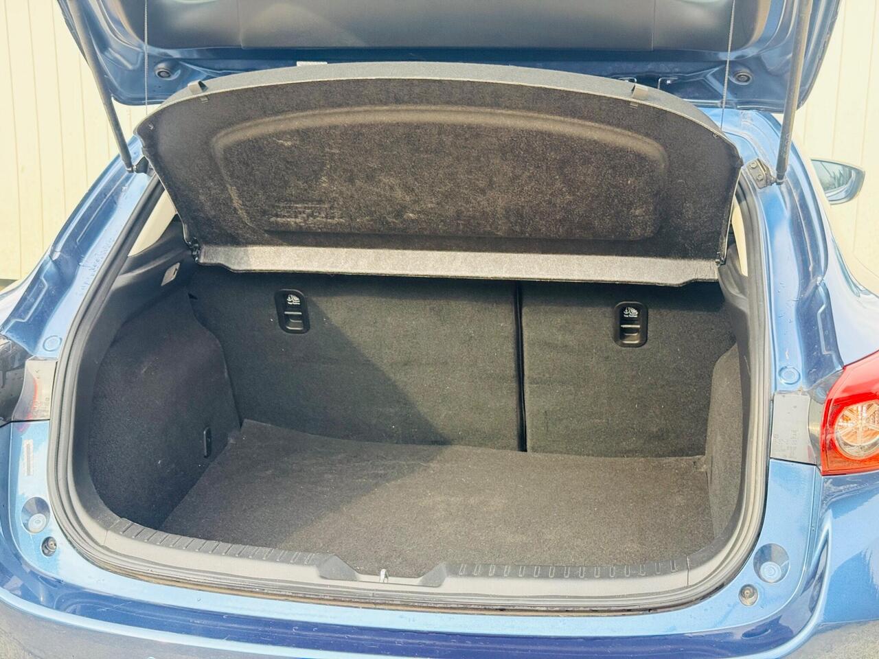 Mazda Mazda3 — photo 11