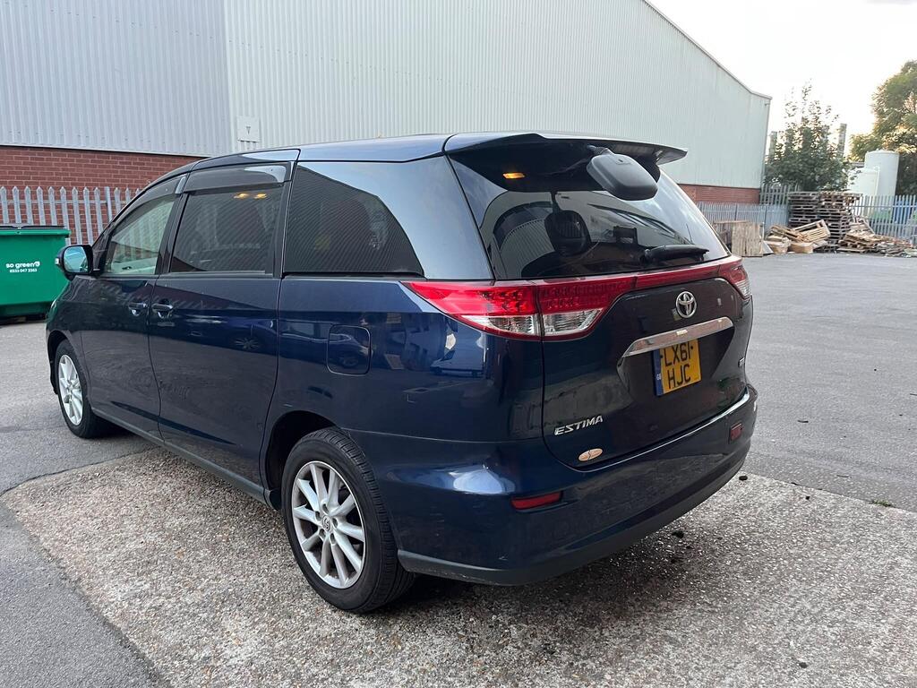 Toyota Estima 4