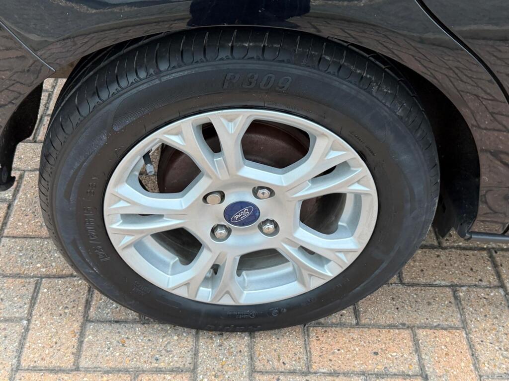 Ford B-Max 32