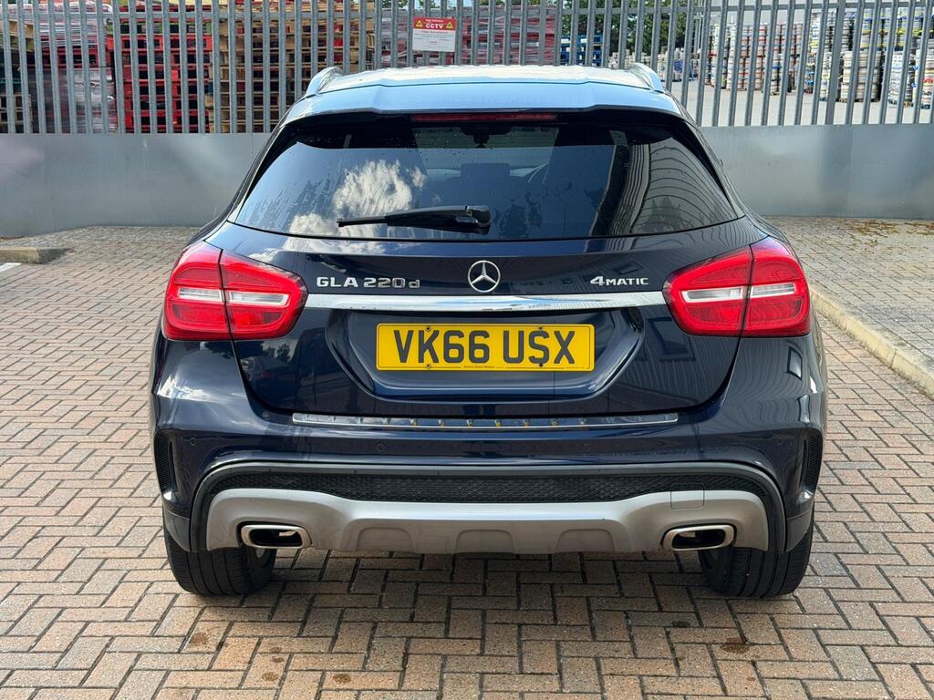 Mercedes-Benz GLA 11