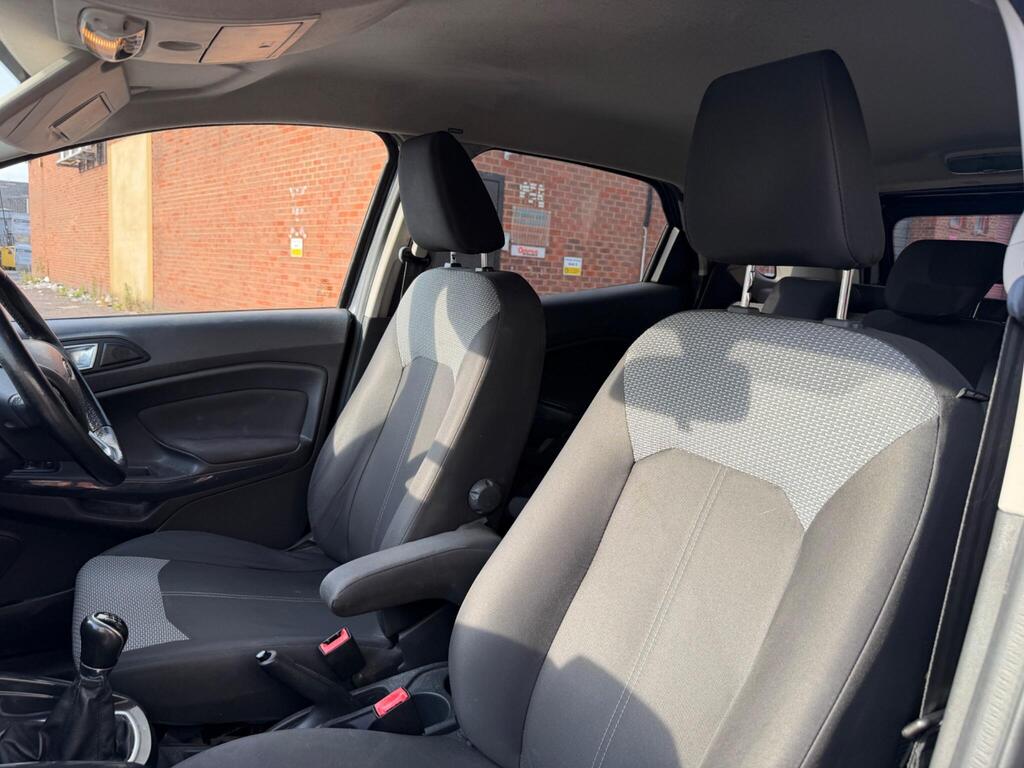 Ford EcoSport 38