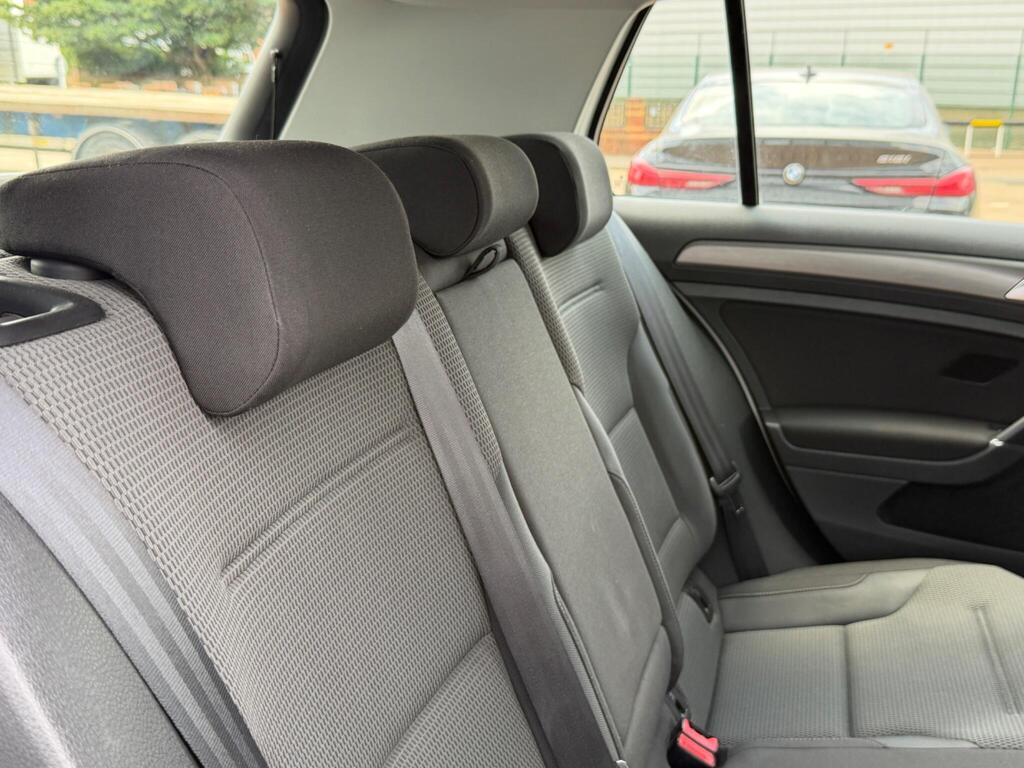 Volkswagen Golf 77