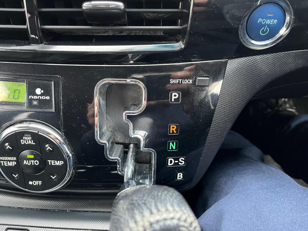 Toyota Estima 25