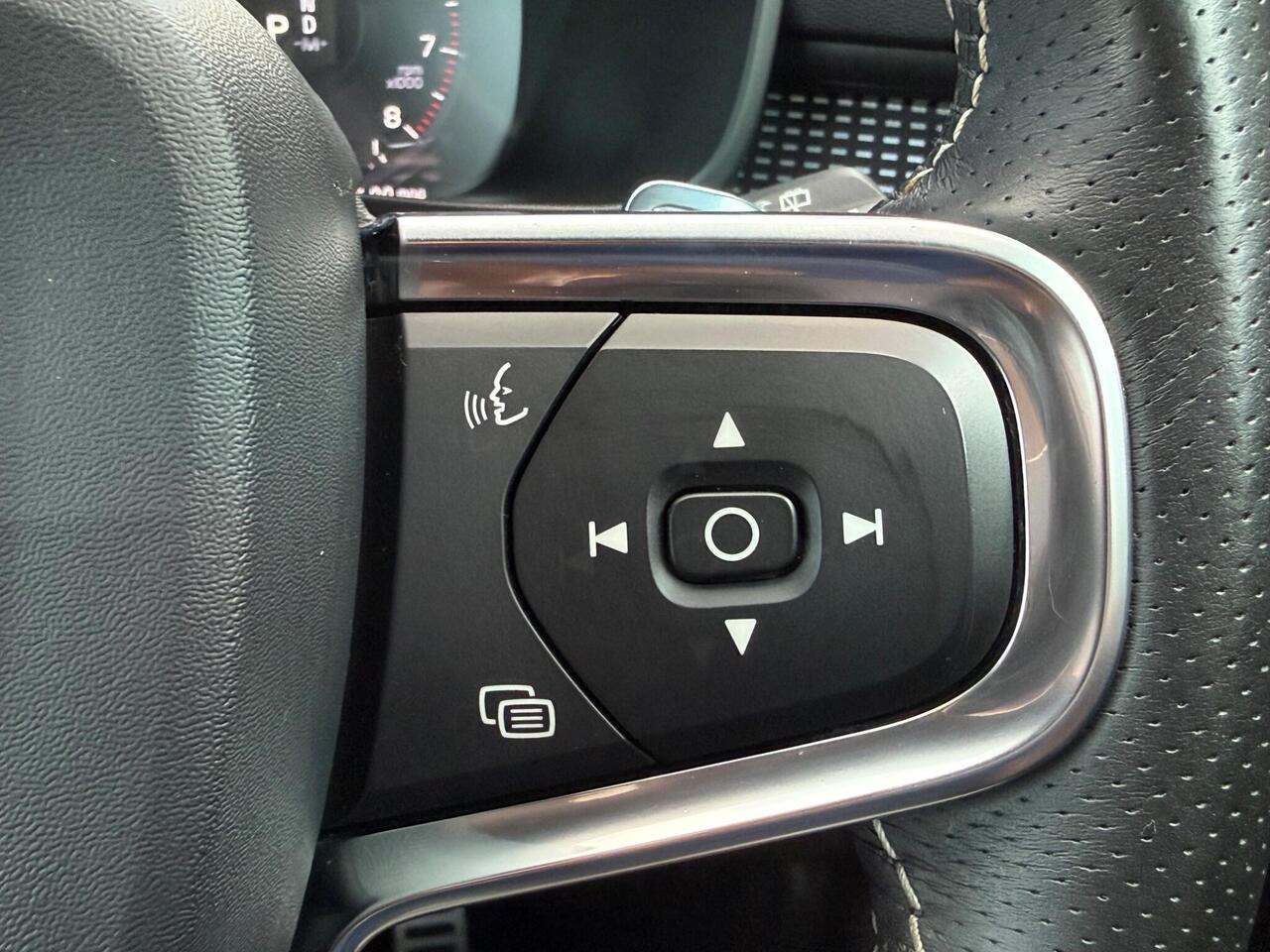 2020 Volvo XC40 2.0 T4 R-Design Pro Auto Euro 6 (s/s) 5dr