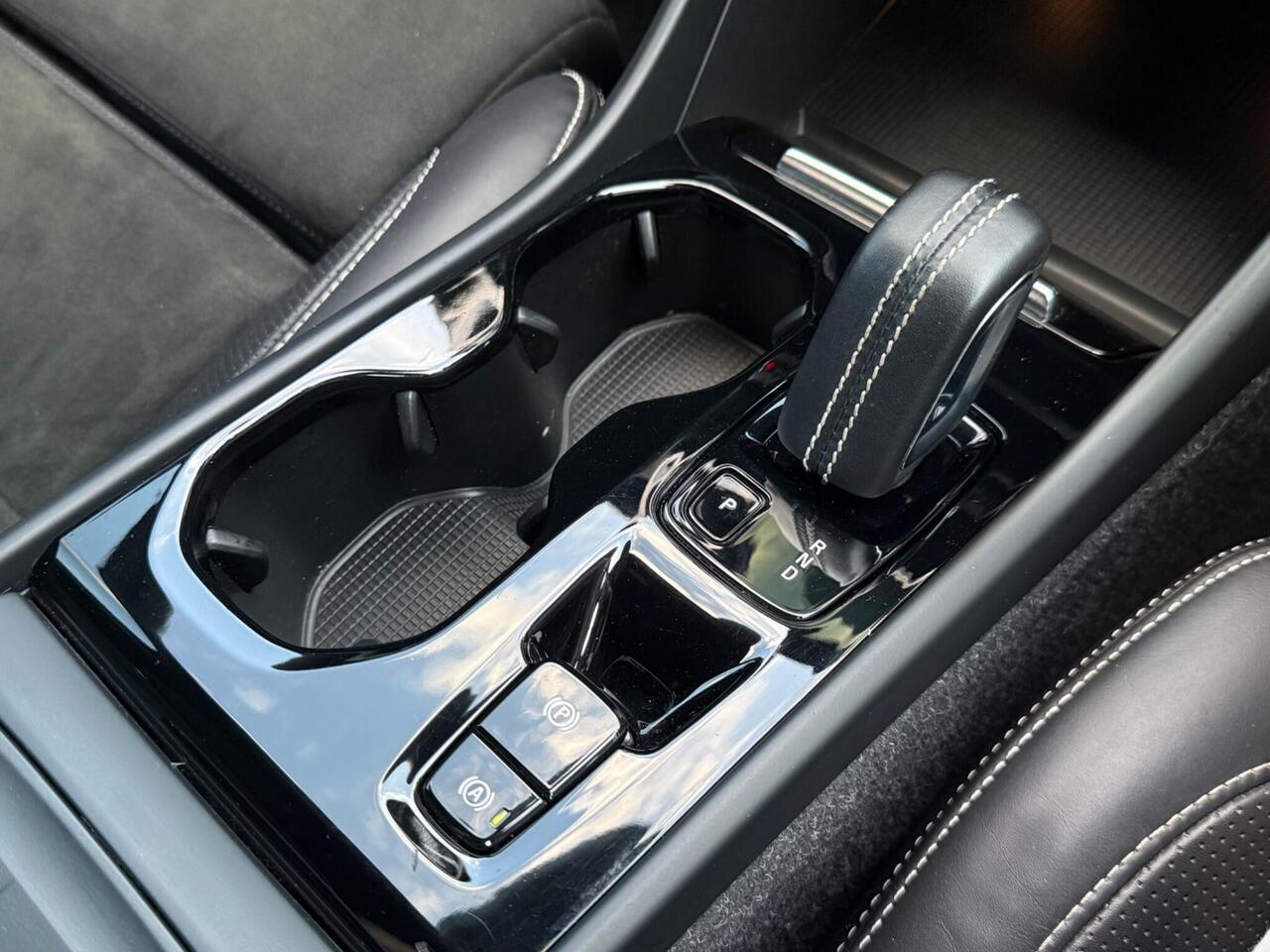 2020 Volvo XC40 2.0 T4 R-Design Pro Auto Euro 6 (s/s) 5dr