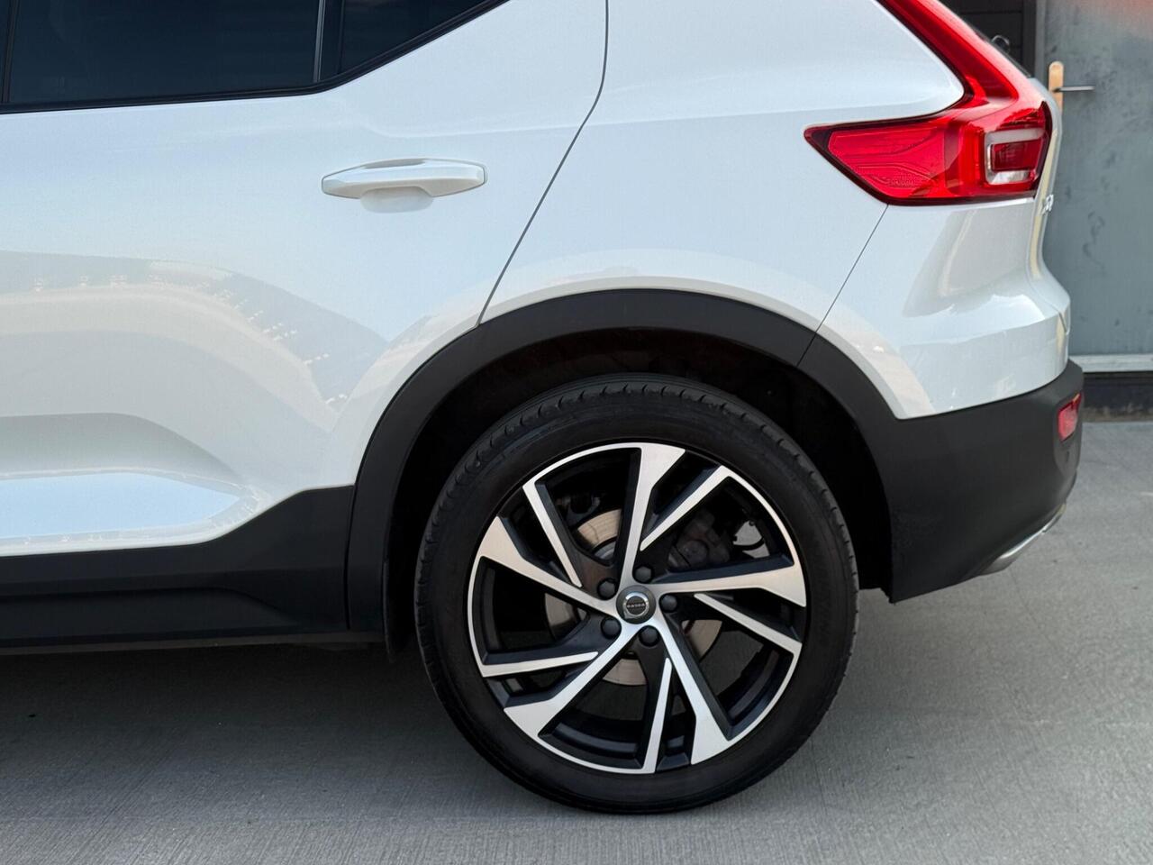 2020 Volvo XC40 2.0 T4 R-Design Pro Auto Euro 6 (s/s) 5dr